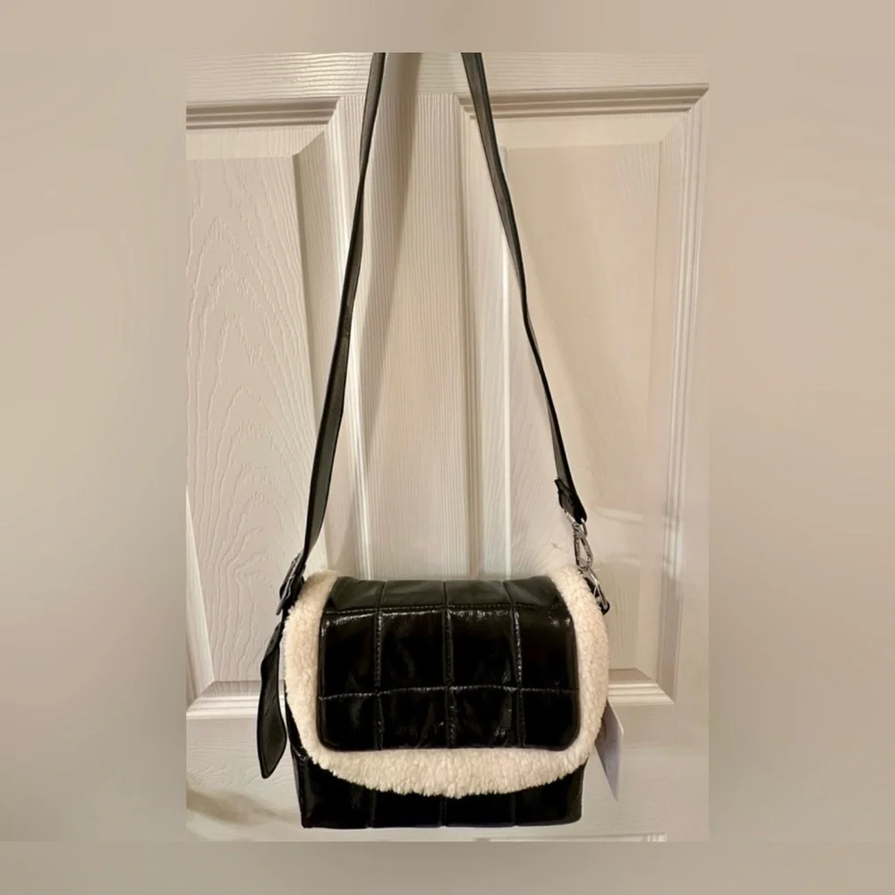 NWT Black Quilted Crossbody Bag w/ Cream Sherpa Trim, Trendy Y2K Winter Purse - Picture 4 of 15